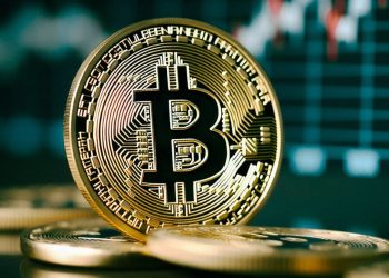 بیت‌کوین از سقوط به زیر ۱۰۰ هزار دلار جان سالم به در برد! حرکت بعدی بازار چیست؟
